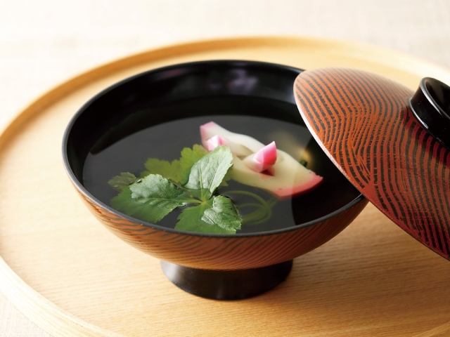 薄口醤油かまぼこと三つ葉のお吸い物