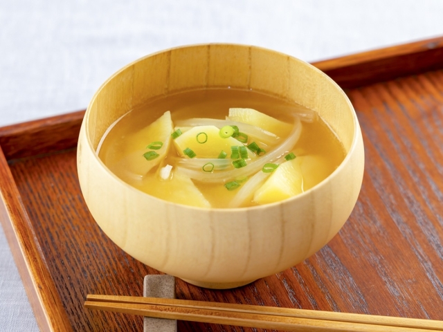 じゃがいもと玉ねぎの味噌汁