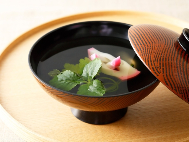 かまぼこと三つ葉のお吸い物