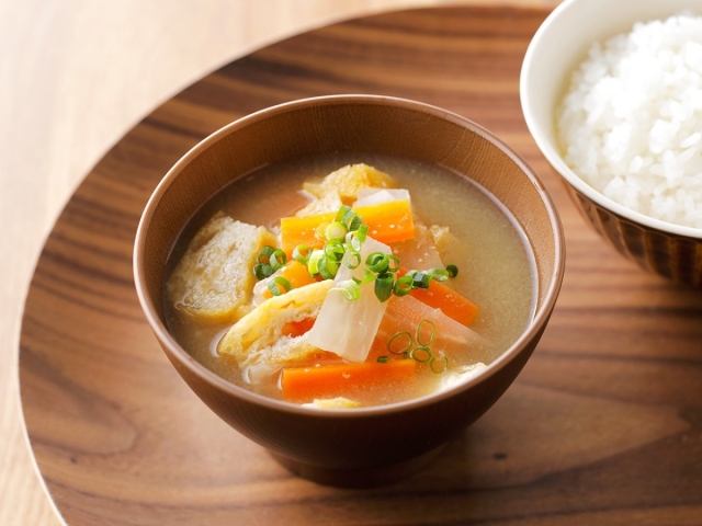 大根とにんじんの味噌汁